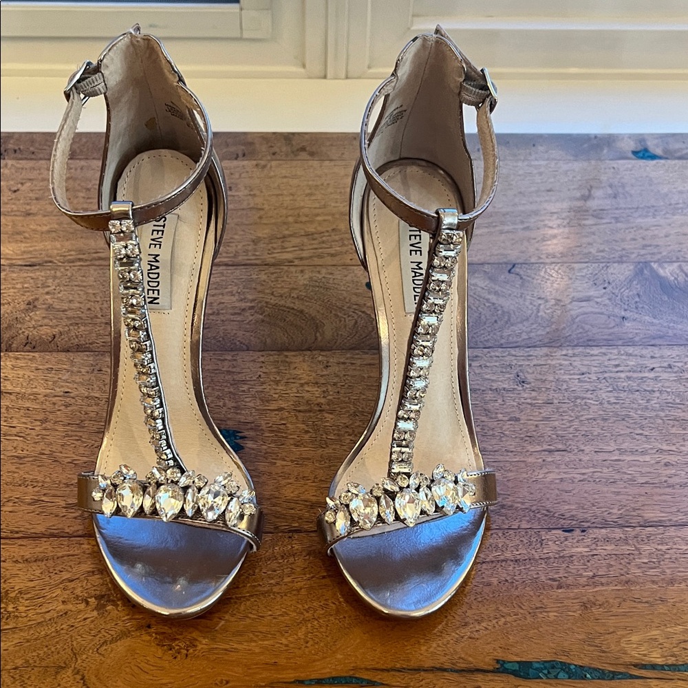 NWOT  Steve Madden Shimmering Silver
Embellished Heels Size 8